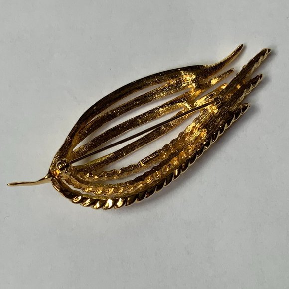 Trifari - Vintage abstract gold toned closed flower petal brooch. - Picture 3 of 4